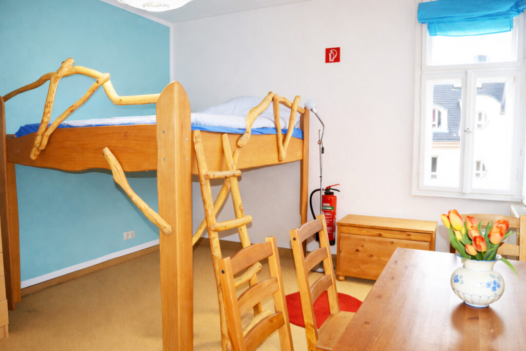 Freundlicher Wohnbereich Hochbett, Tisch und Stühlen