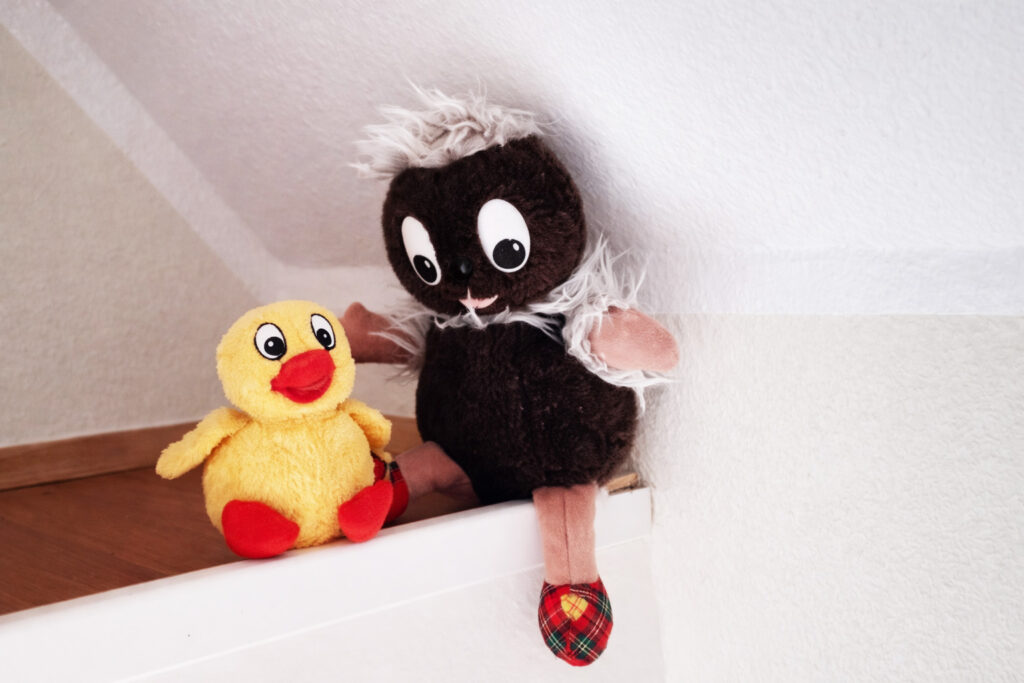 Zwei Plüschtiere auf einem Schrank