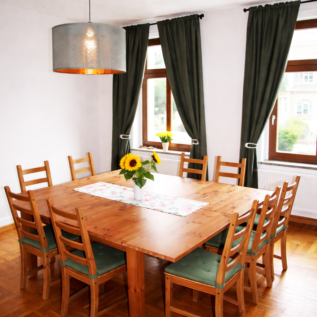 Freundlicher Wohnbereich mit Tisch und Stühlen