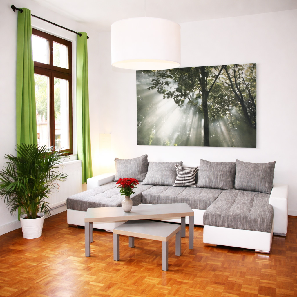 Heller Wohnraum mit Sofa und Tisch